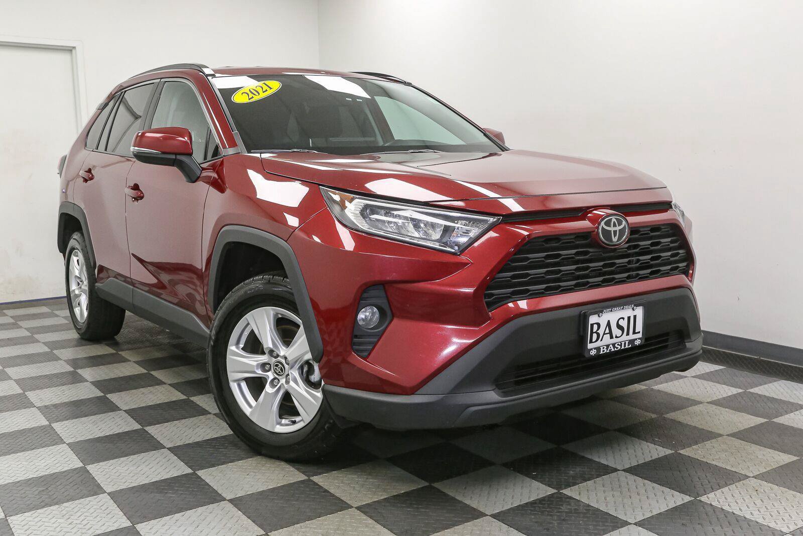 Used 2021 Toyota RAV4 XLE AWD/4WD image 2