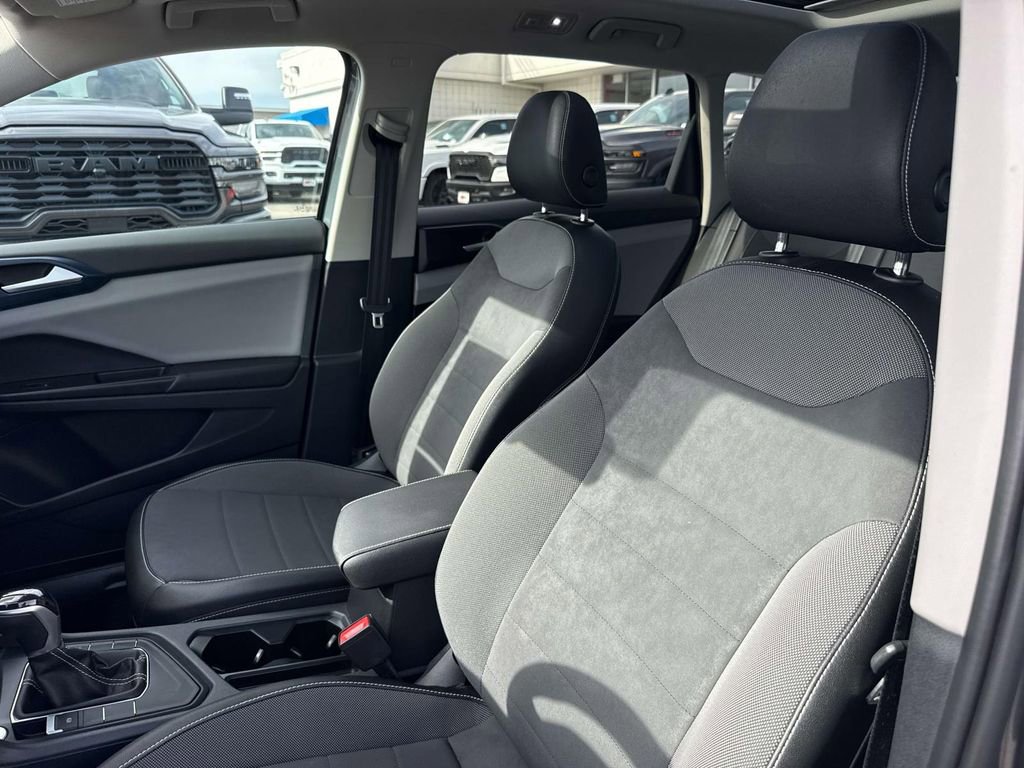 Used 2022 Volkswagen Taos SE w/ Panoramic Sunroof Package FWD image 23