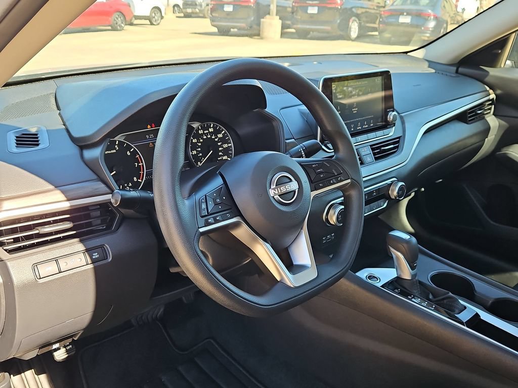 Used 2025 Nissan Altima 2.5 SV FWD image 15