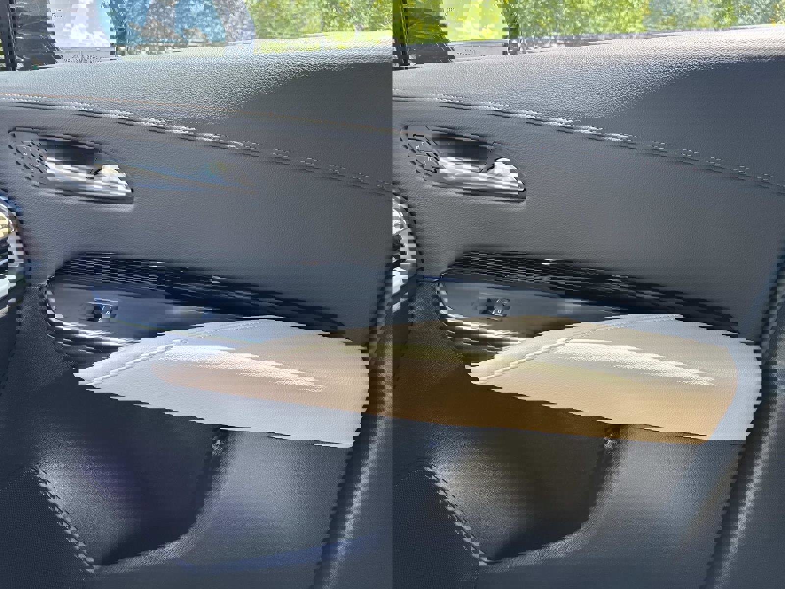 Used 2024 Cadillac XT4 Luxury w/ Cold Weather Package FWD image 23