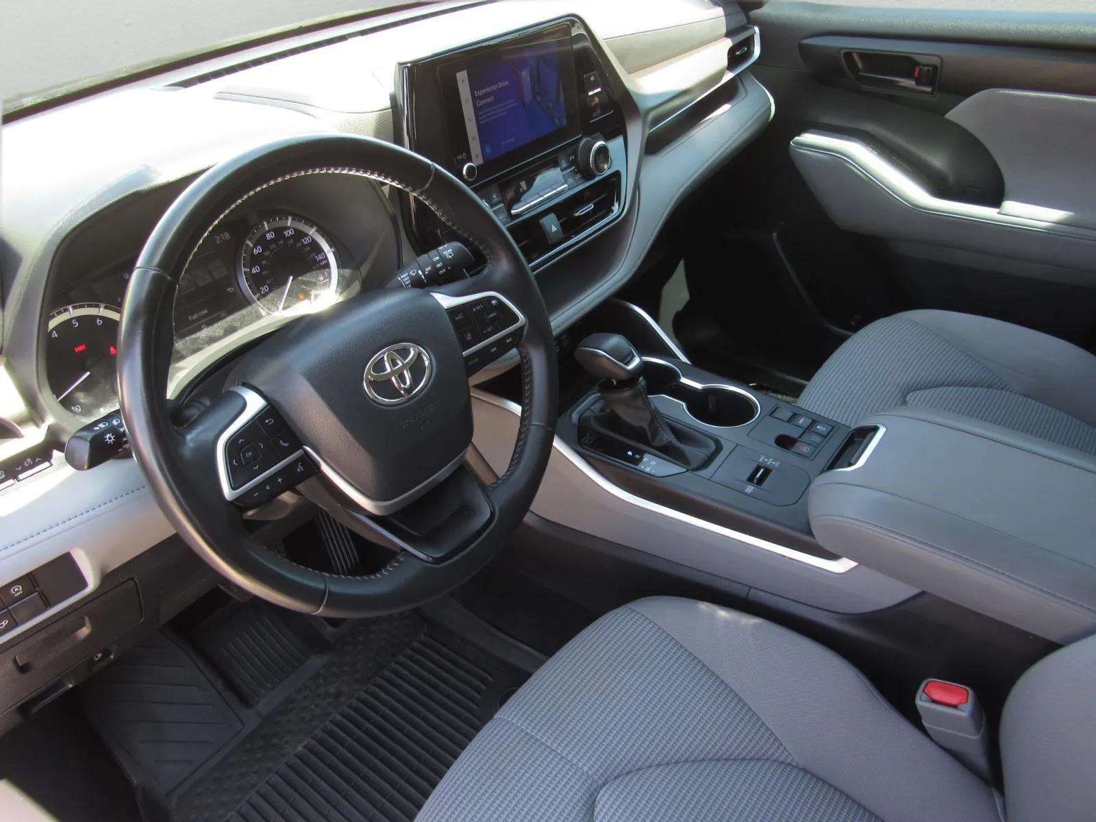 Used 2023 Toyota Highlander LE FWD image 16