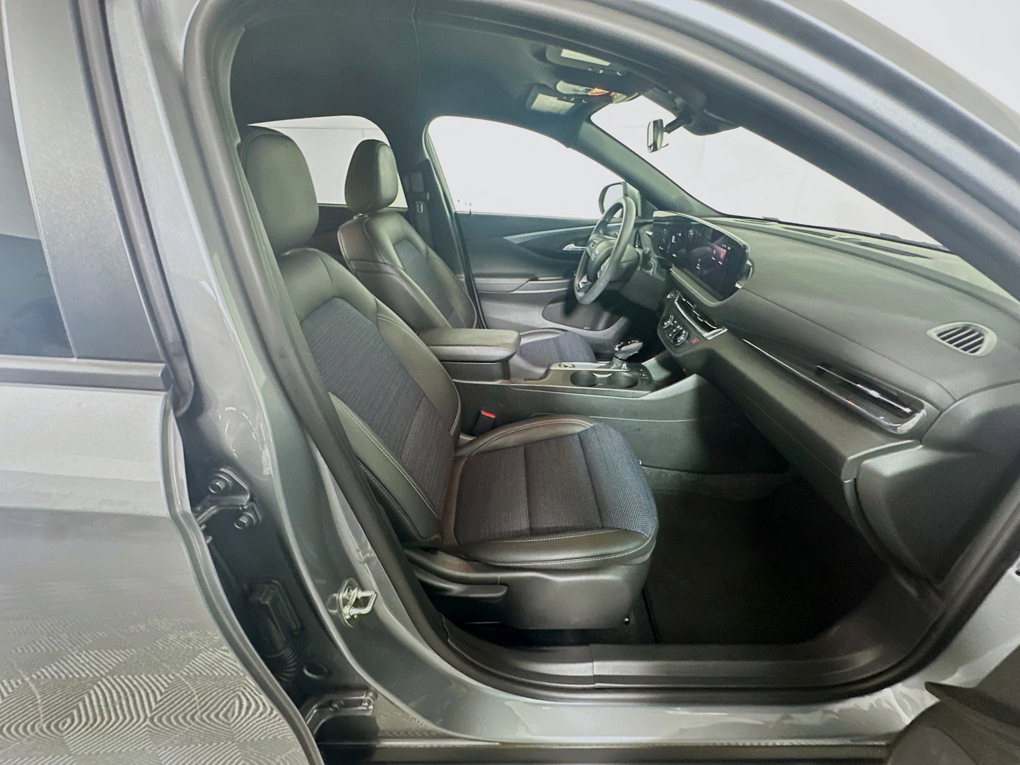 Used 2025 Buick Envista Preferred FWD image 31