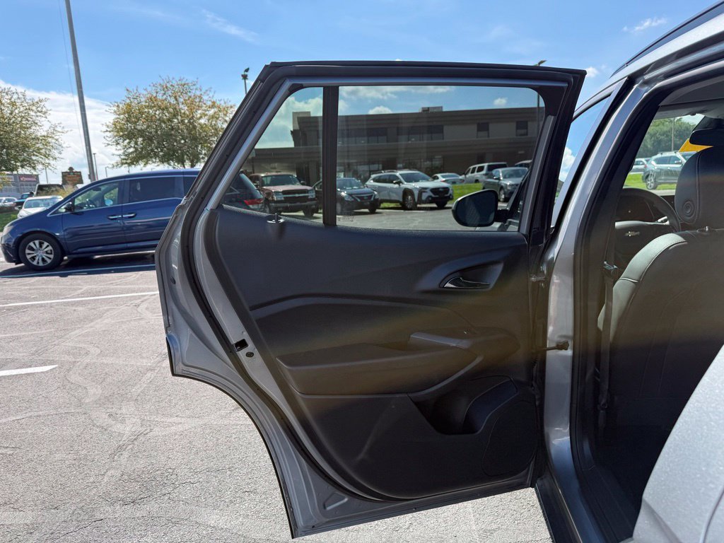 Used 2025 Chevrolet Trax LT FWD image 12