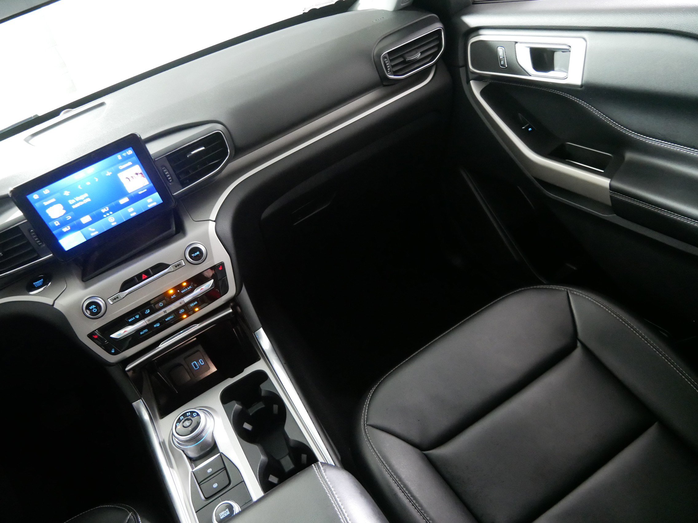 Used 2023 Ford Explorer XLT AWD/4WD image 11
