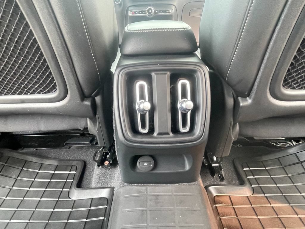 Used 2022 Volvo XC40 T5 Momentum AWD/4WD image 27