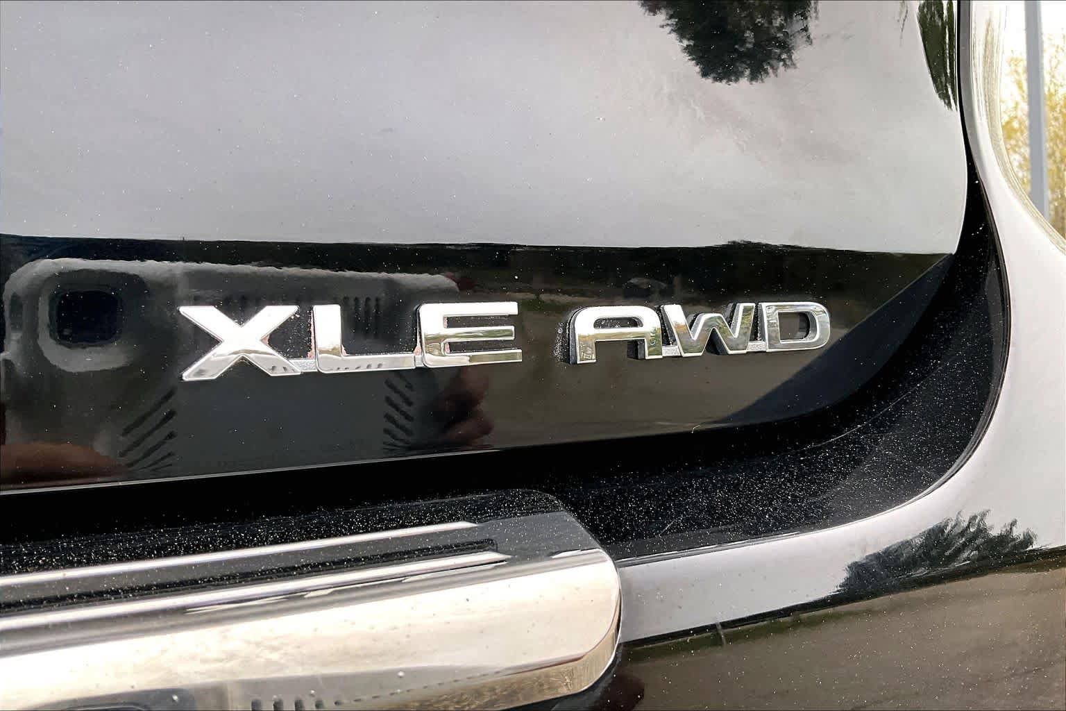 Used 2021 Toyota Highlander XLE AWD/4WD image 10