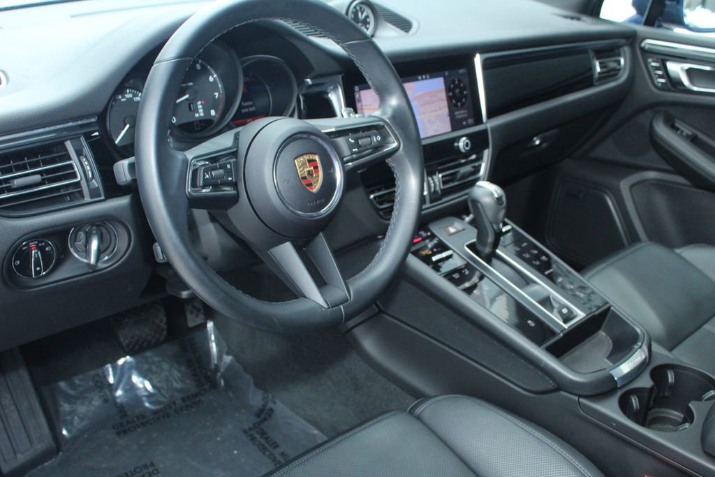 Certified 2024 Porsche Macan image 4