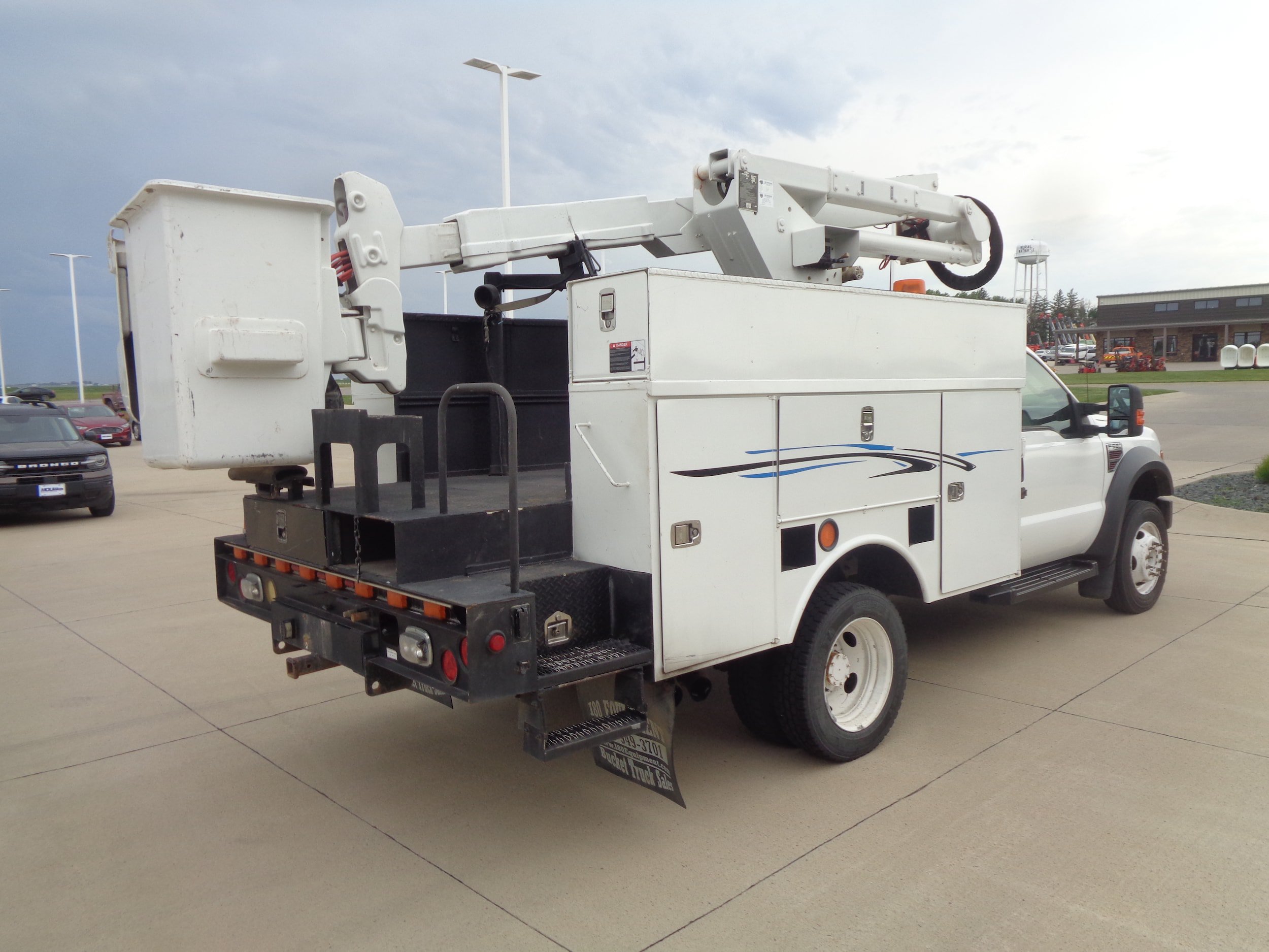 Used 2009 Ford F550 4x4 Regular Cab Super Duty image 5