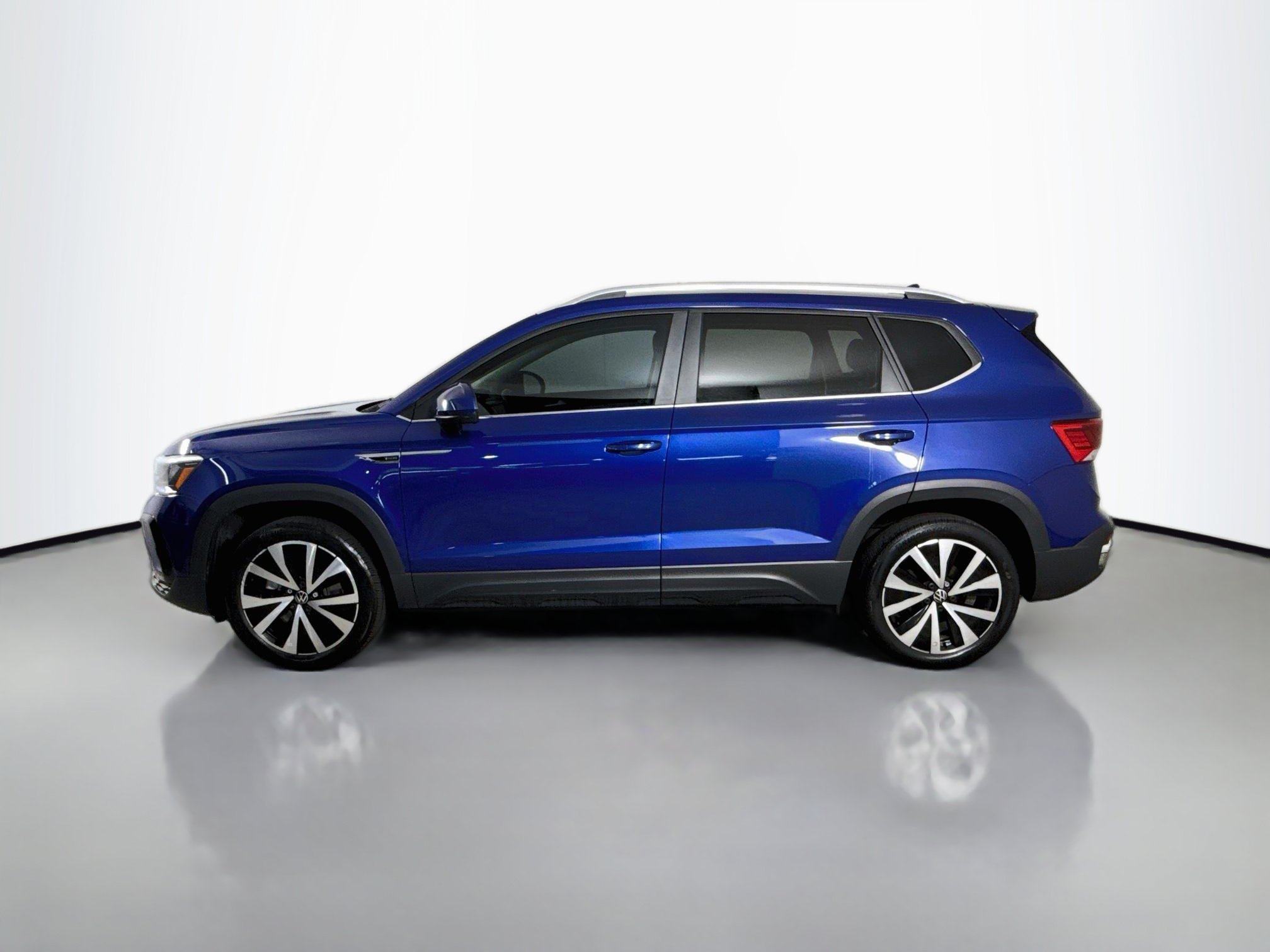Used 2023 Volkswagen Taos SE FWD image 6
