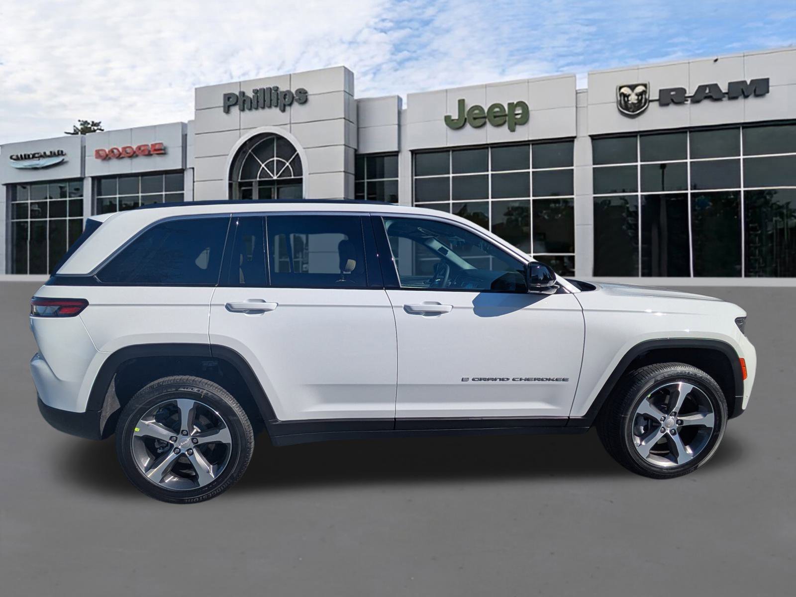 New 2026 Jeep Grand Cherokee Limited w/ Luxury Tech Group II image 3