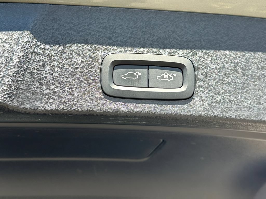Used 2025 Volvo XC40 B5 Core AWD/4WD image 8