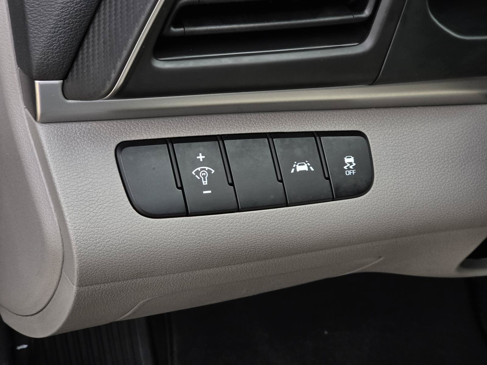 Used 2020 Hyundai Elantra SE FWD image 17