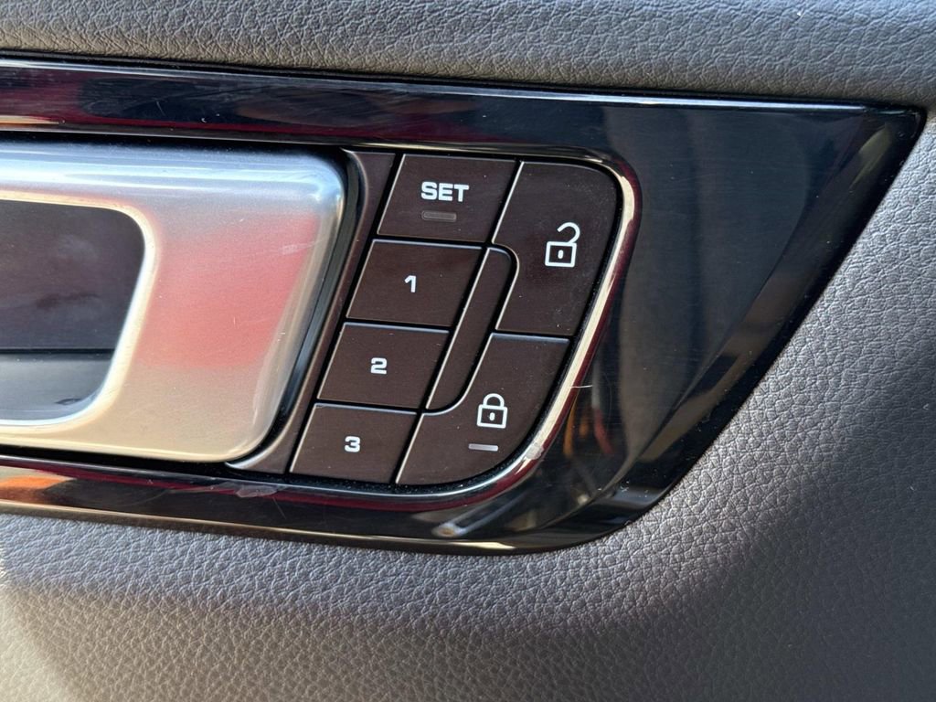 Used 2022 Porsche Cayenne Platinum Edition image 21