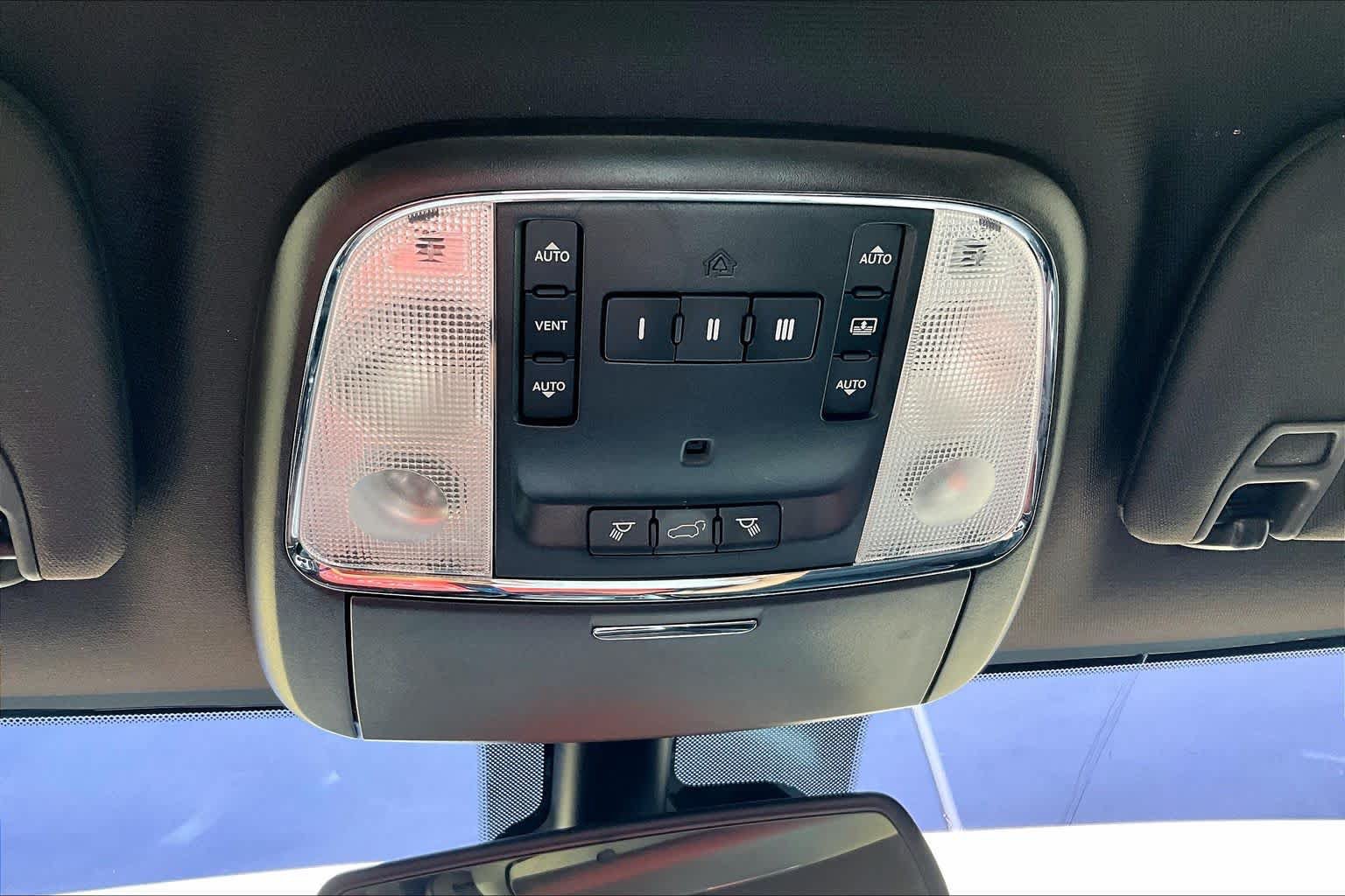 Used 2014 Jeep Grand Cherokee Overland w/ Advanced Technology Group AWD/4WD image 32