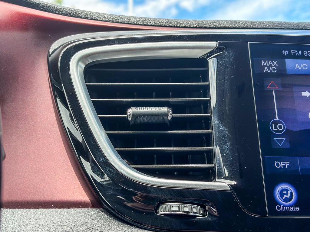 Used 2017 Chrysler Pacifica Limited w/ UConnect Theater Package FWD image 26