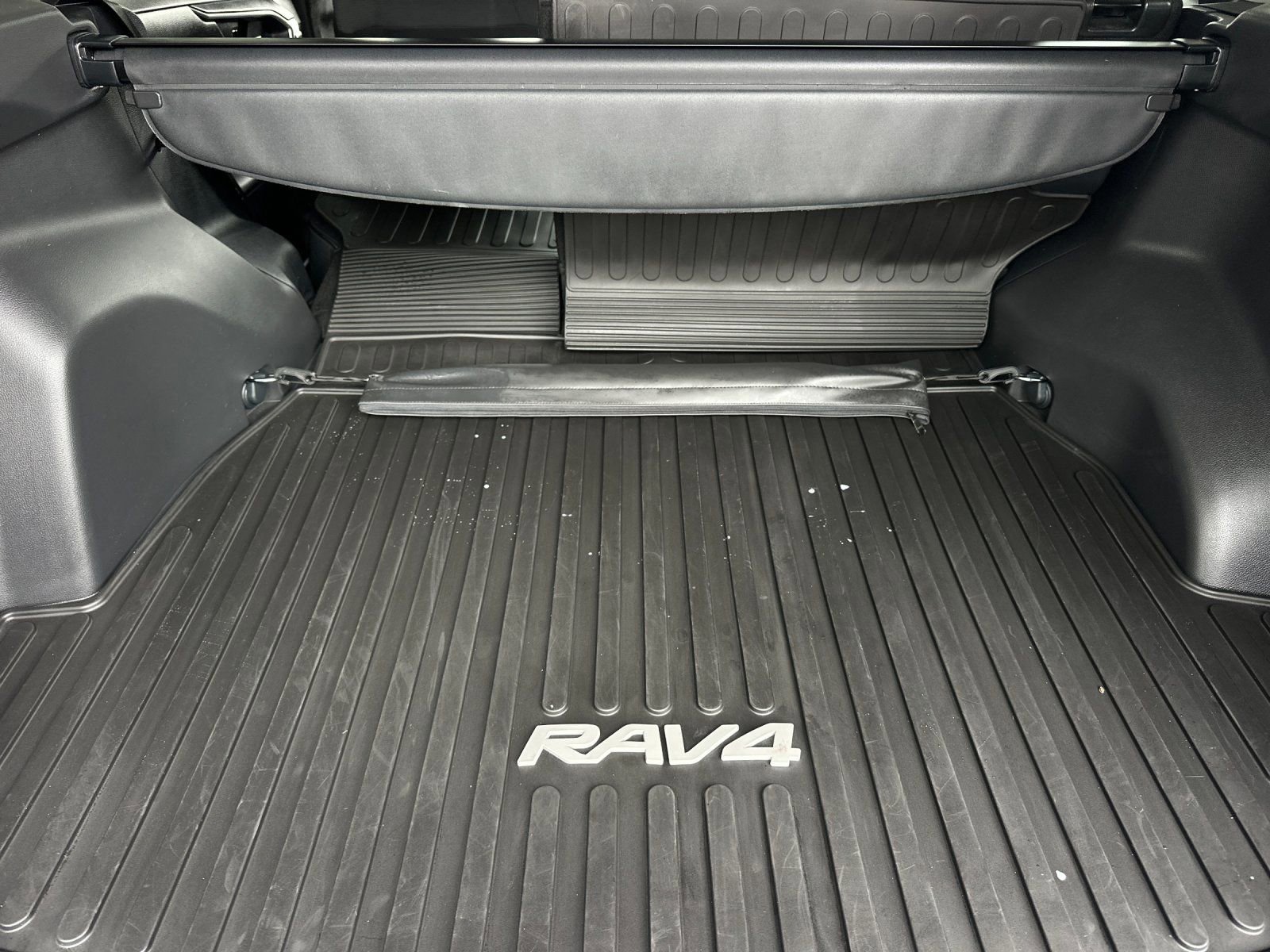 Used 2025 Toyota RAV4 XLE FWD image 14