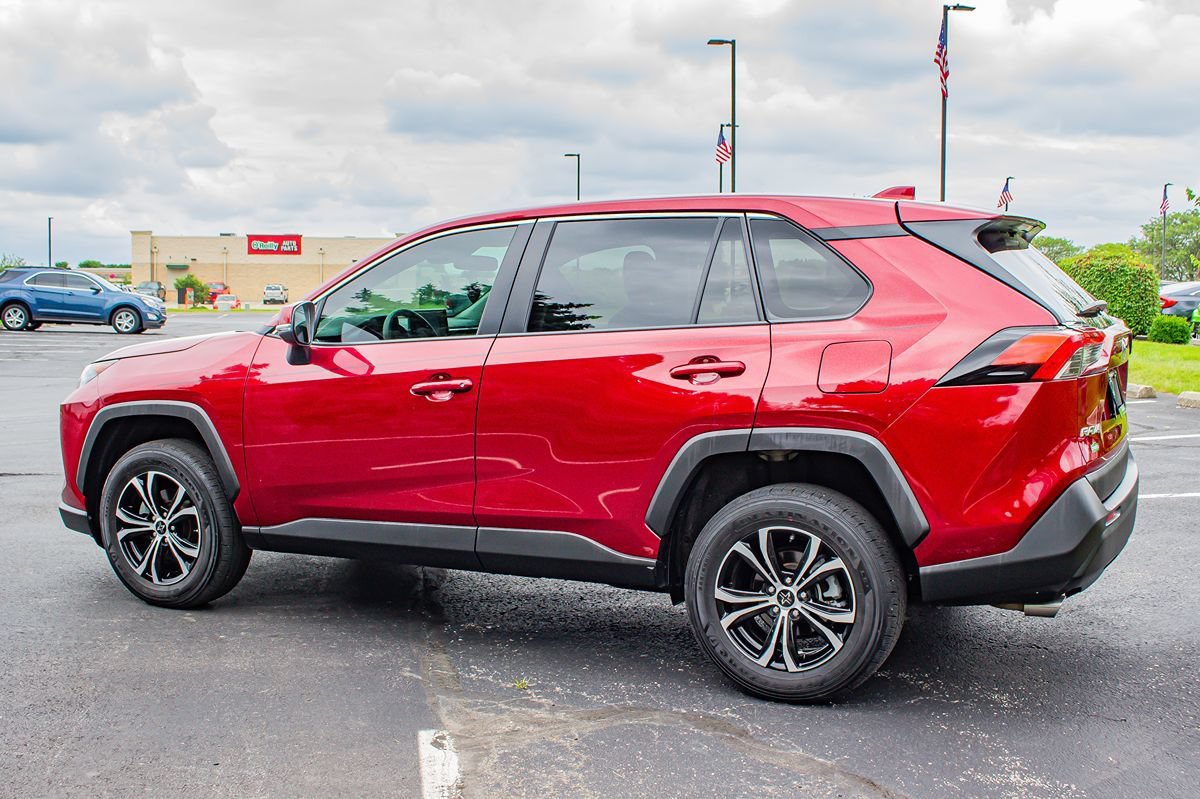 Used 2022 Toyota RAV4 LE AWD/4WD image 6