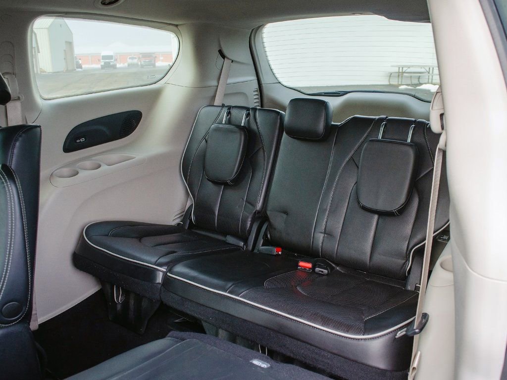 Used 2023 Chrysler Pacifica Limited image 30