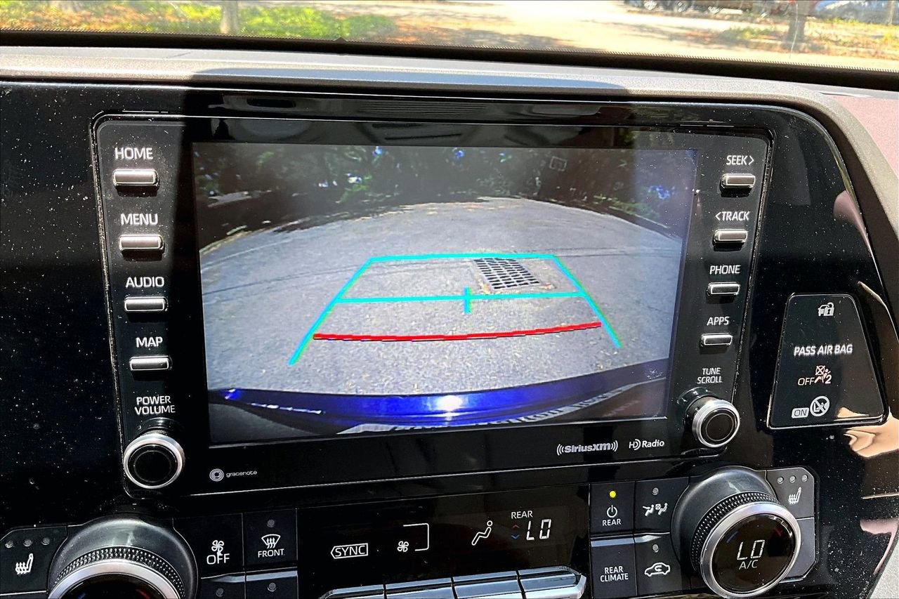 Used 2020 Toyota Highlander XLE FWD image 13