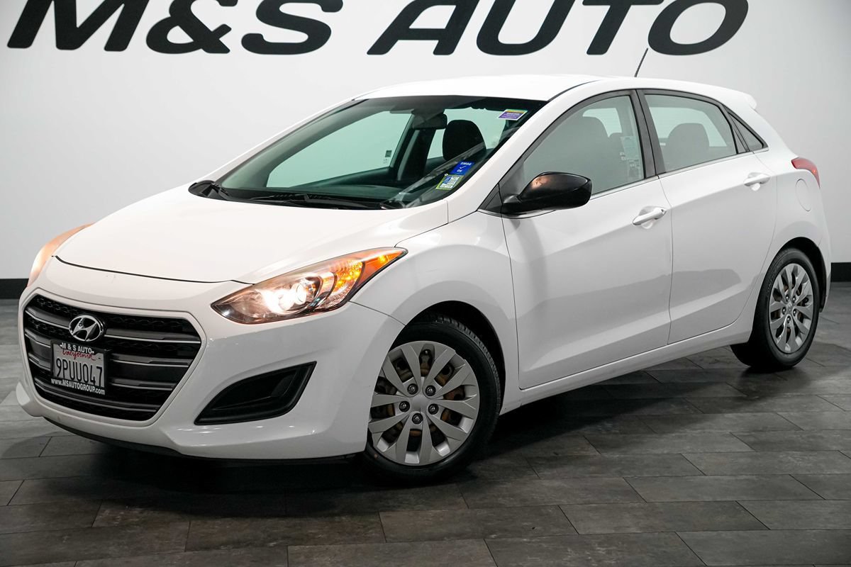 Used 2017 Hyundai Elantra GT FWD image 2
