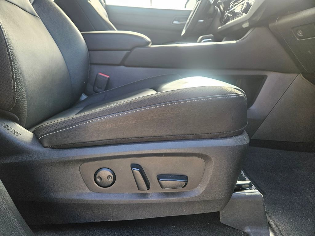 Used 2025 Nissan Pathfinder SL image 15