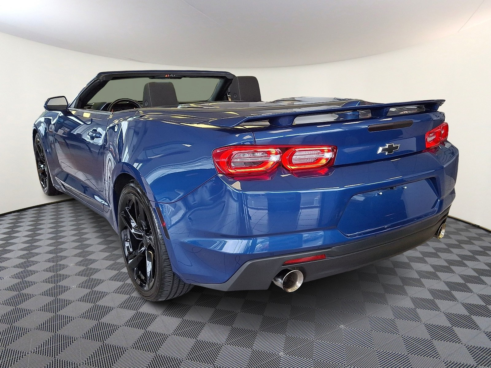 Used 2024 Chevrolet Camaro LT RWD image 4
