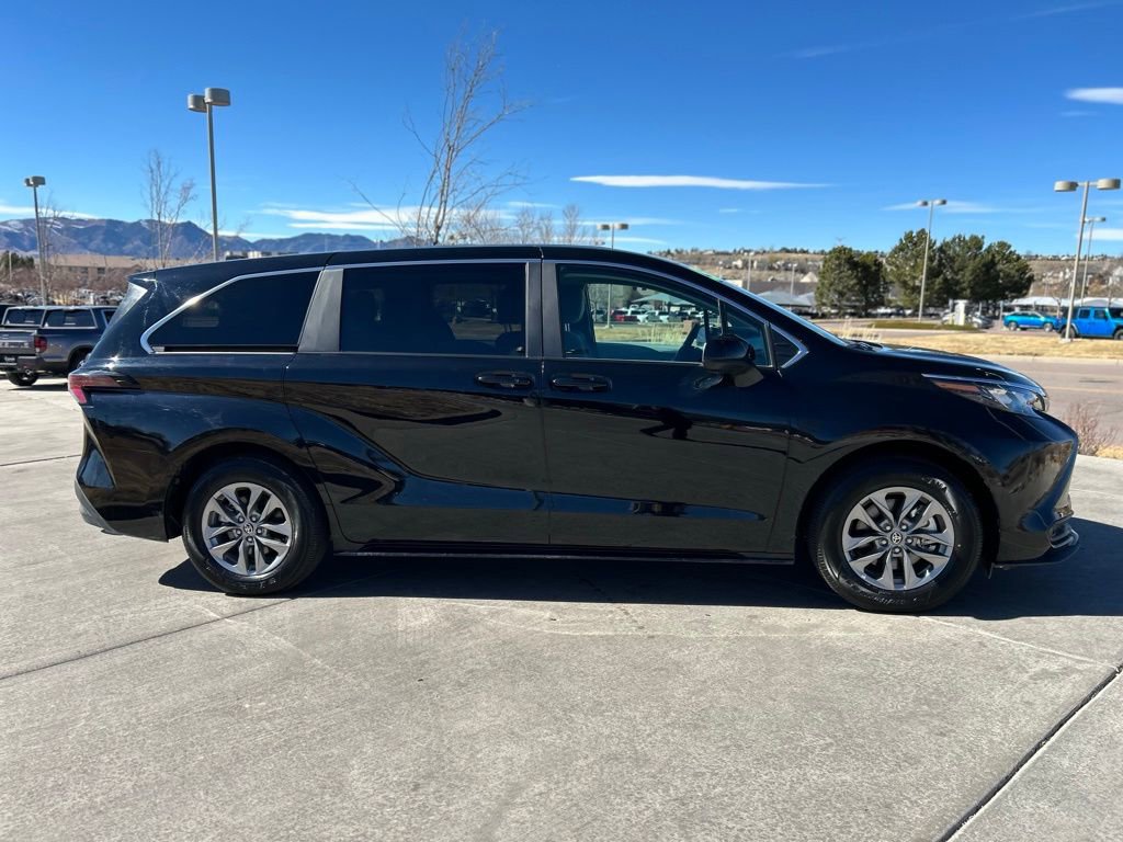 Used 2025 Toyota Sienna LE image 9