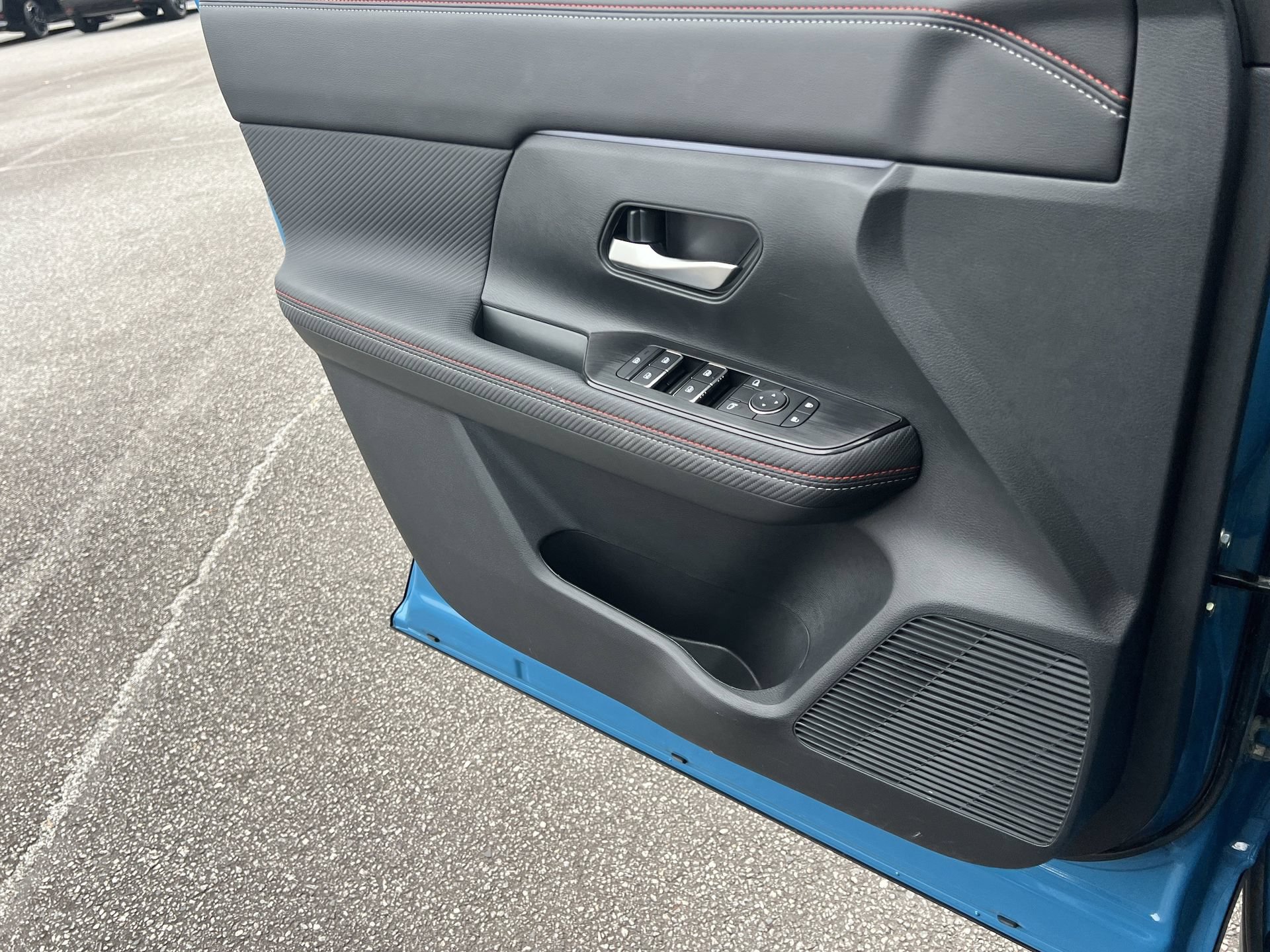 Certified 2025 Nissan Kicks SR FWD image 13