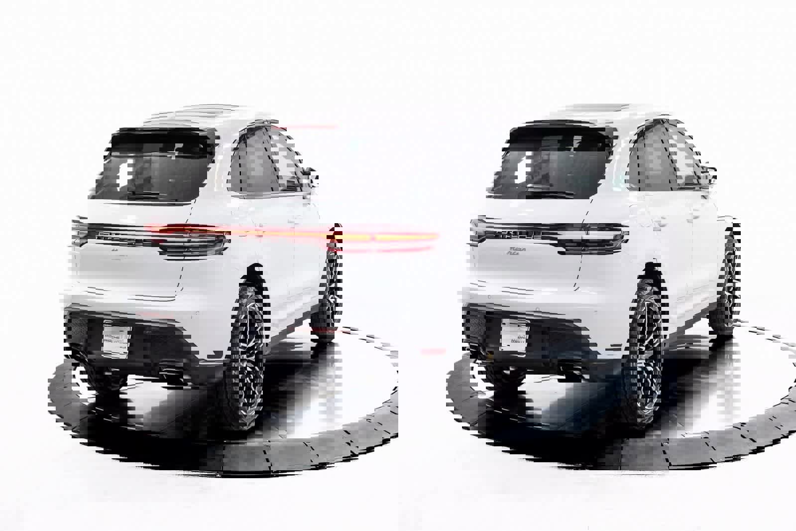 Certified 2025 Porsche Macan image 7