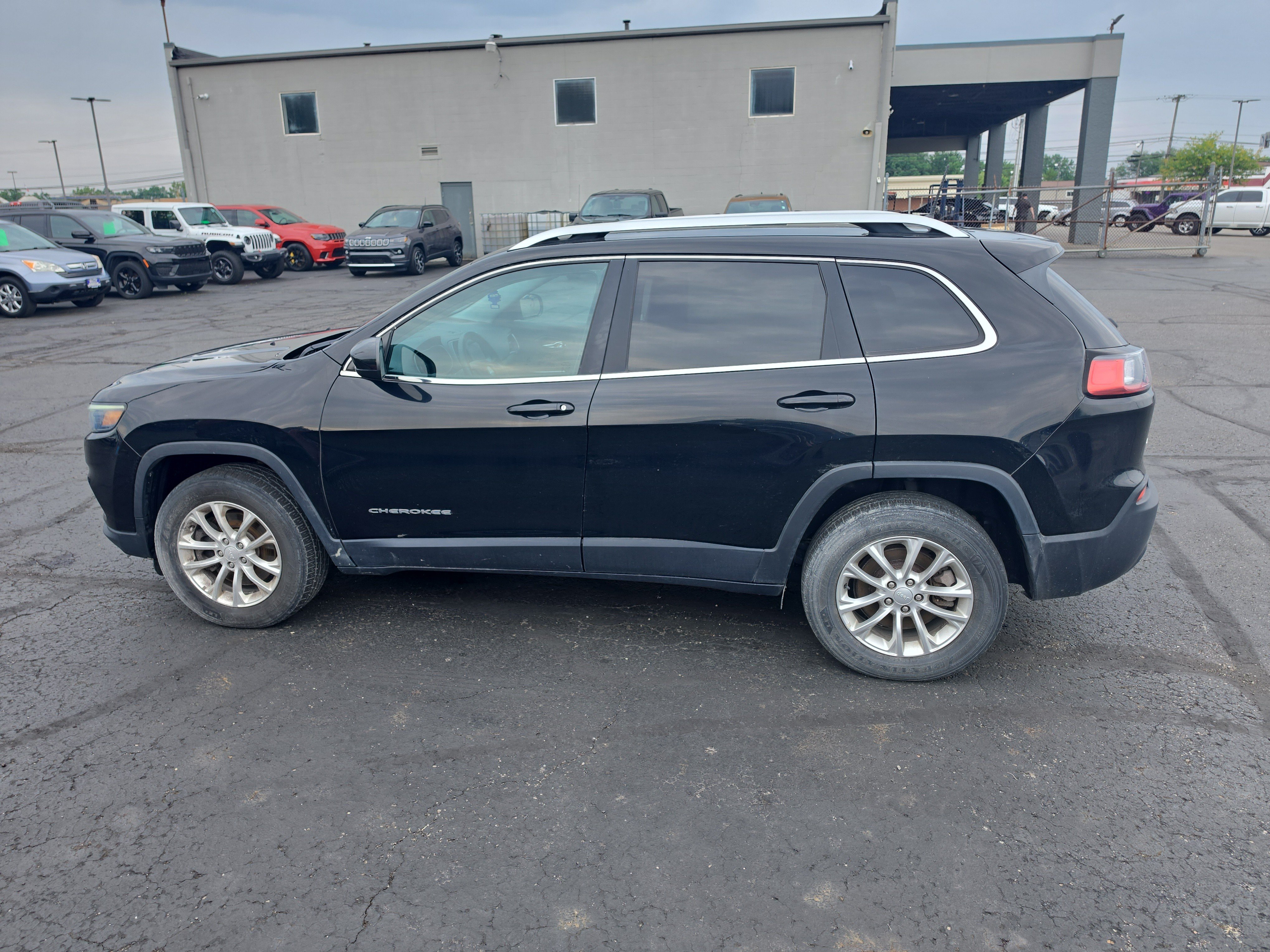 Used 2019 Jeep Cherokee Latitude w/ Popular Appearance Group AWD/4WD image 6