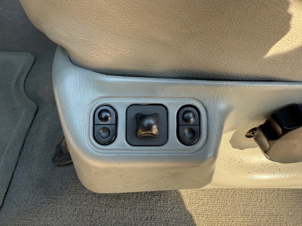 Used 2005 Ford Excursion XLT image 21