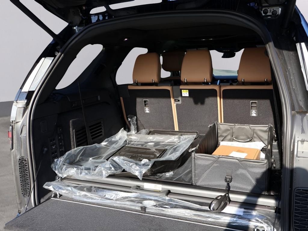 New 2026 Land Rover Discovery Limited Edition image 16
