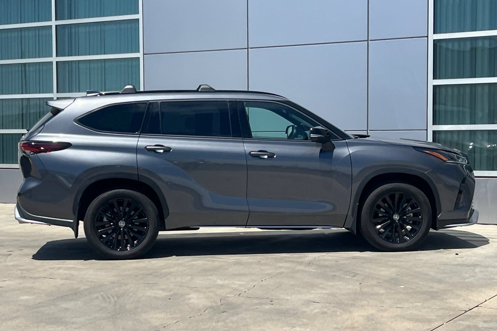 Certified 2025 Toyota Highlander XSE AWD/4WD image 3
