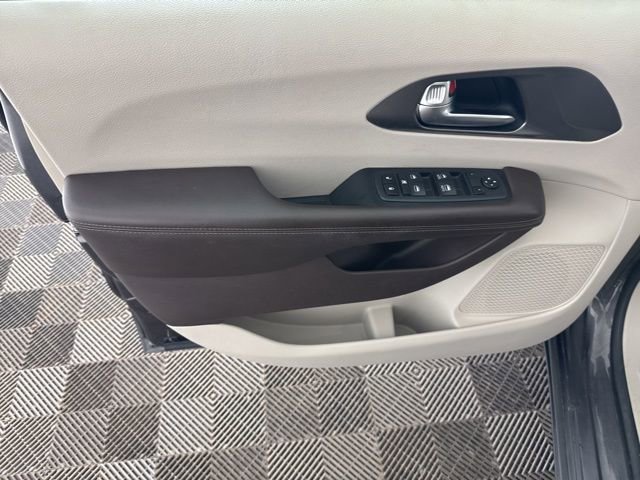 Used 2019 Chrysler Pacifica Touring-L w/ Advanced Safetytec Group image 23