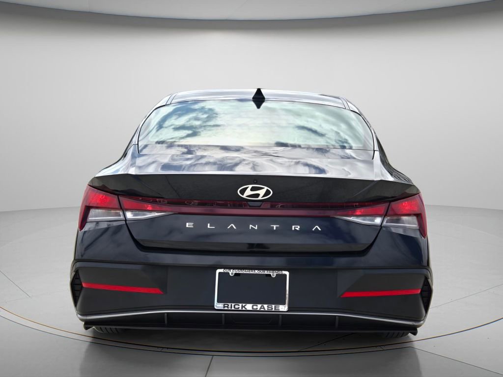 Used 2025 Hyundai Elantra SE FWD image 6