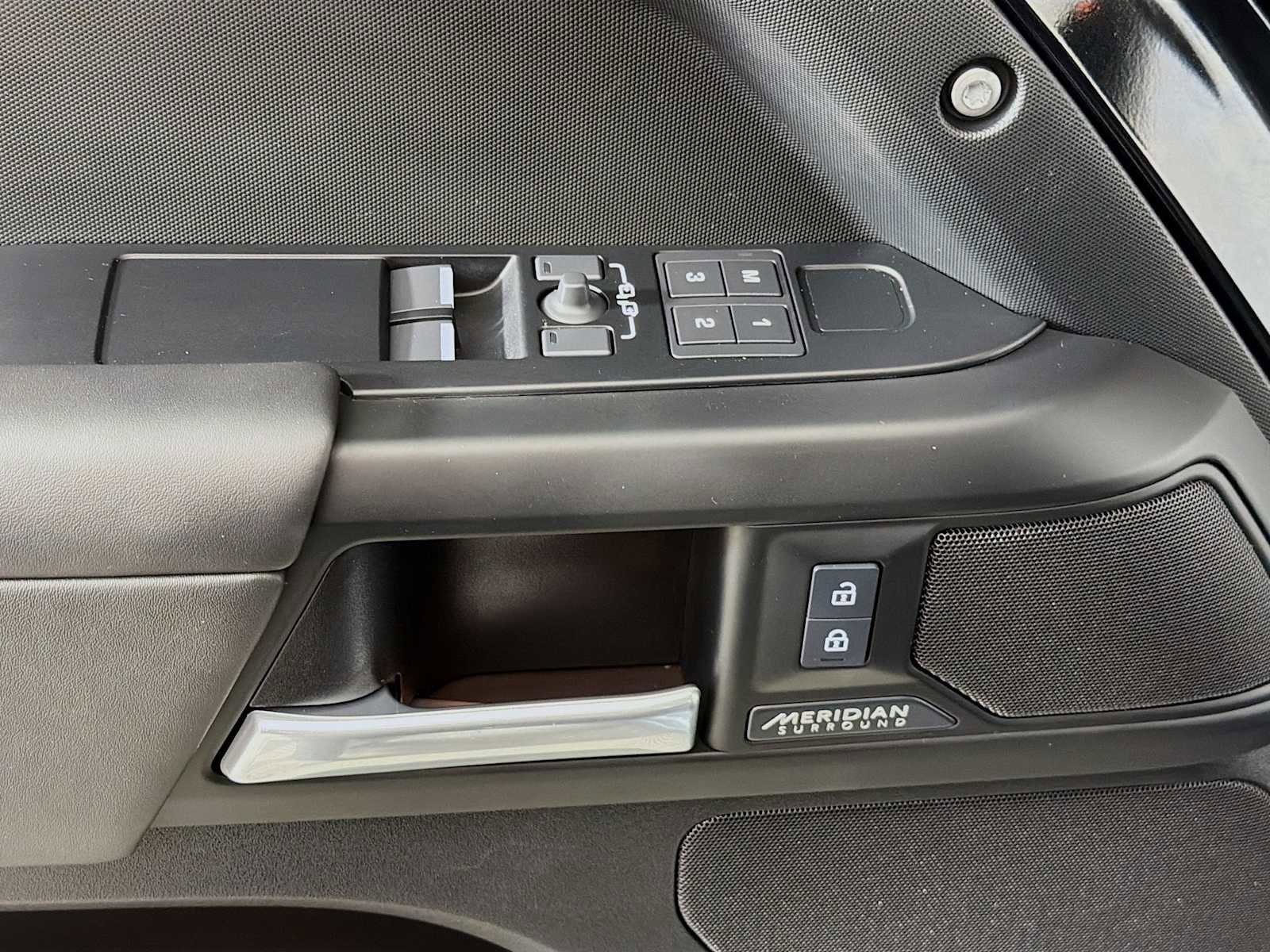 Used 2025 Land Rover Defender 90 X-Dynamic SE image 19