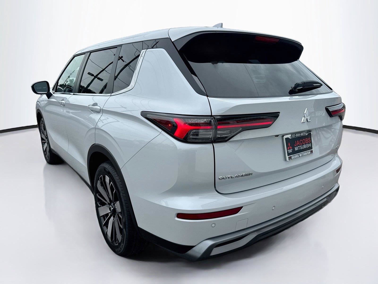 New 2026 Mitsubishi Outlander SE FWD image 3