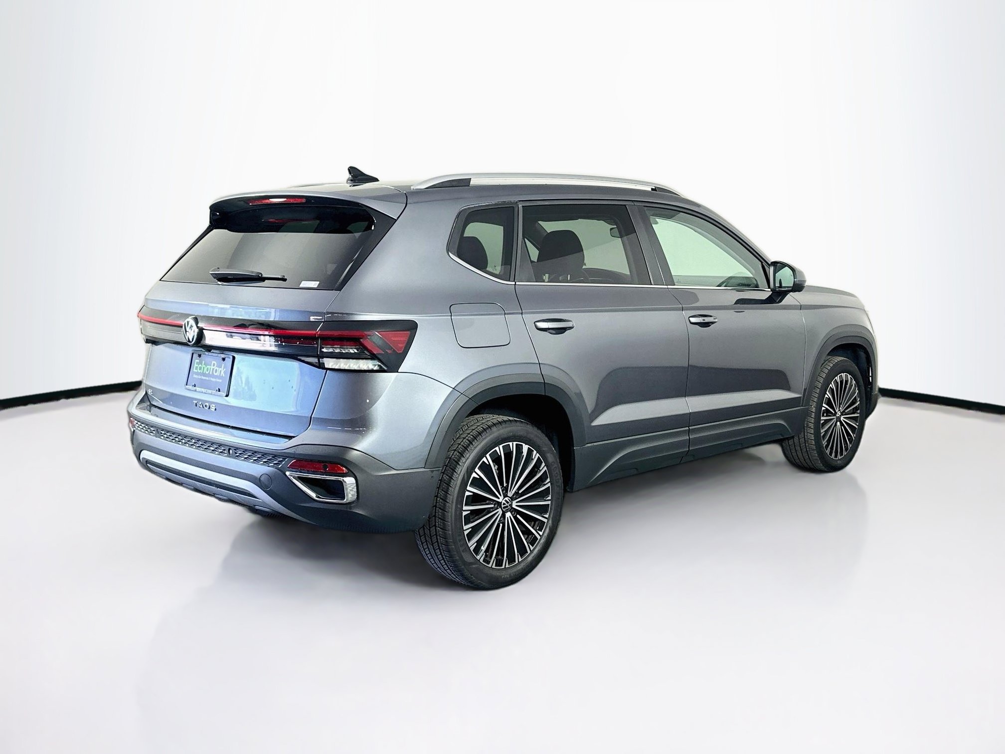 Used 2025 Volkswagen Taos SE FWD image 9
