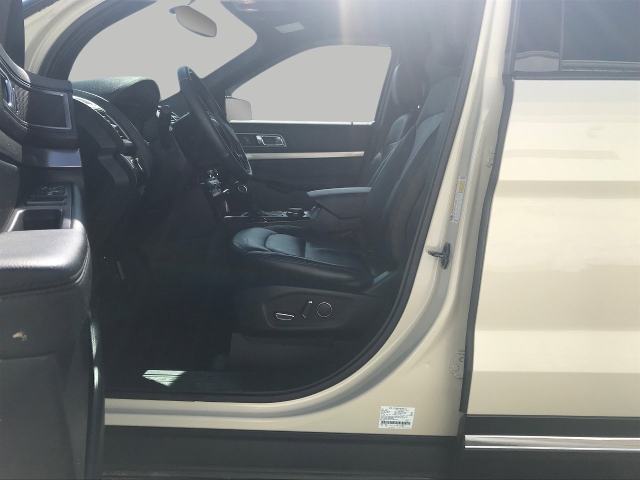 Used 2018 Ford Explorer XLT w/ Equipment Group 202A image 9