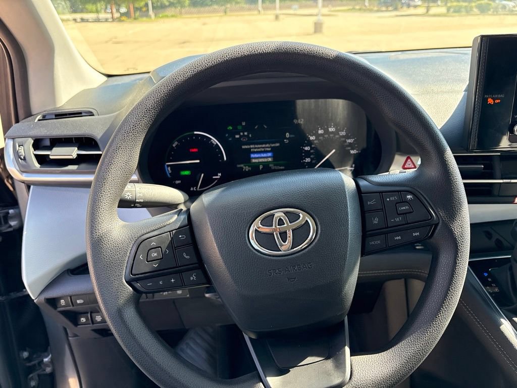 Used 2026 Toyota Sienna LE FWD image 16