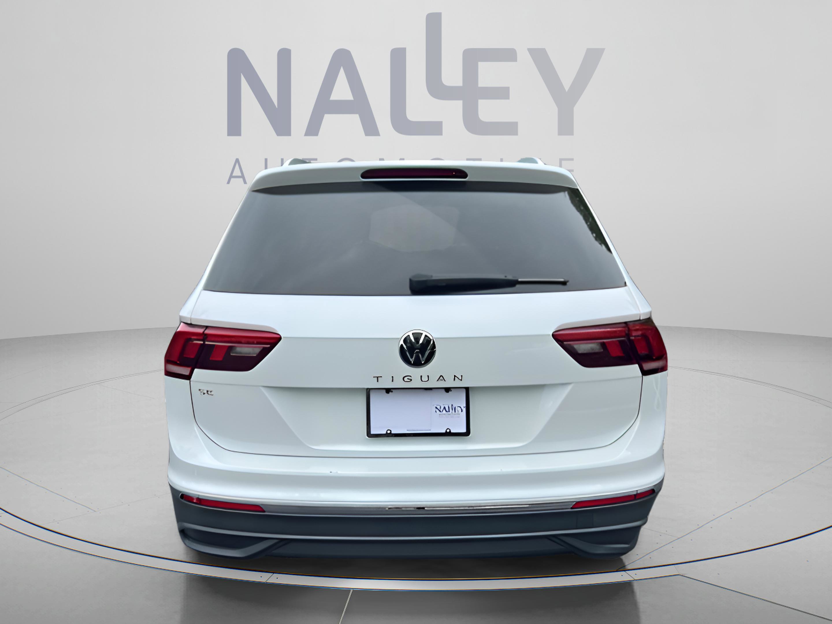 Used 2023 Volkswagen Tiguan SE w/ Panoramic Sunroof Package FWD image 4