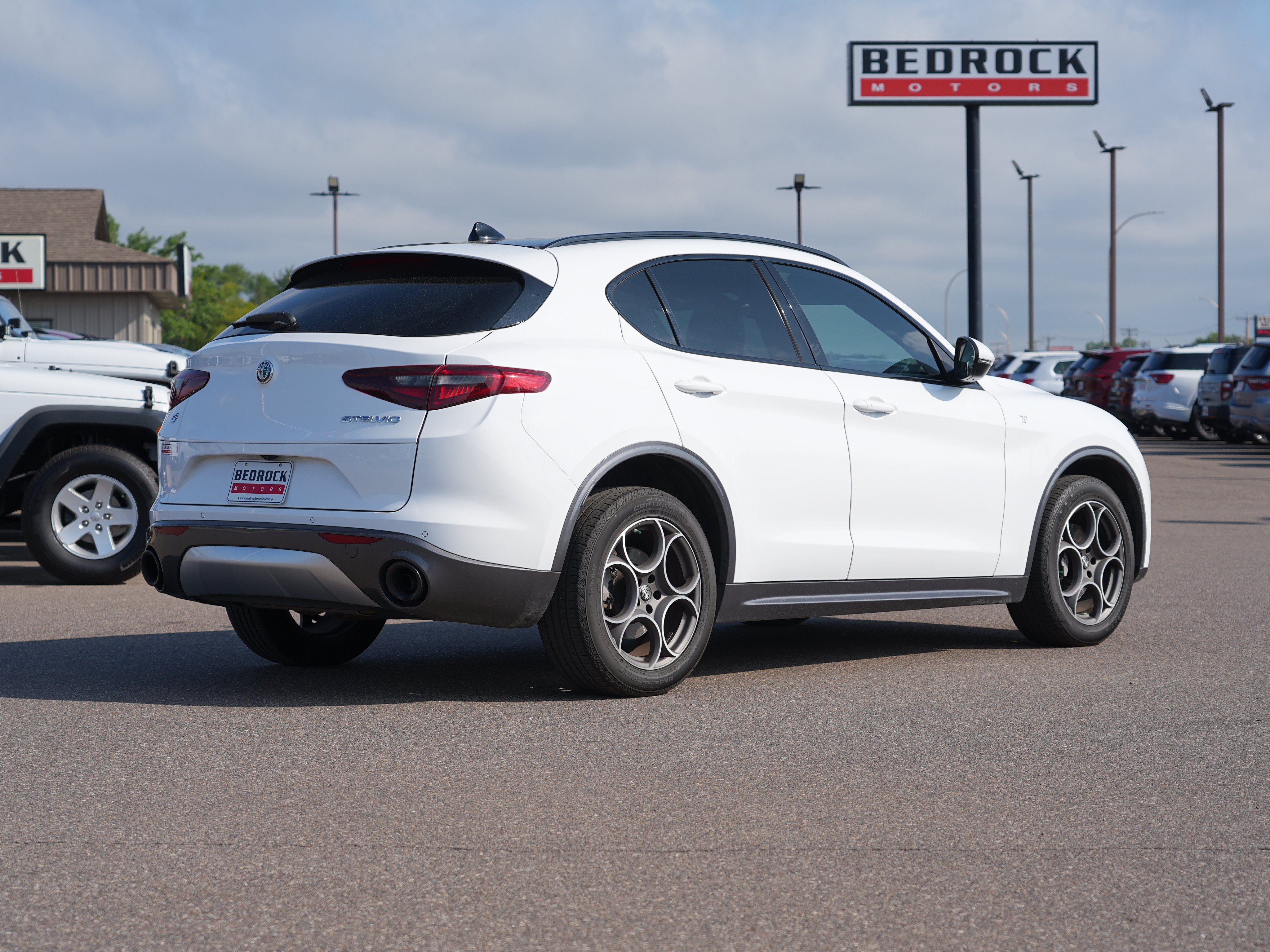 Used 2023 Alfa Romeo Stelvio Ti AWD/4WD image 3