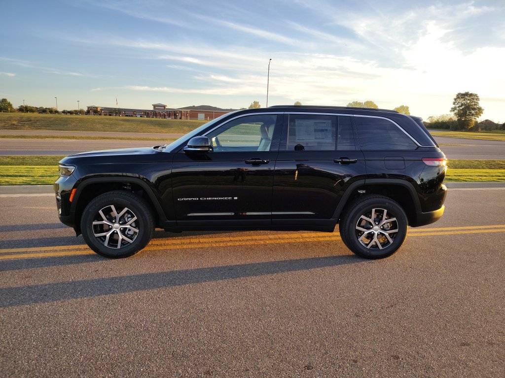 New 2025 Jeep Grand Cherokee Limited RWD image 6
