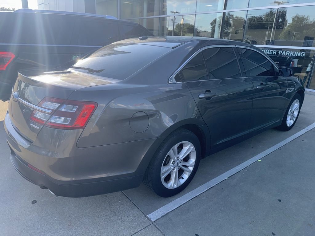 Used 2018 Ford Taurus SE FWD image 5