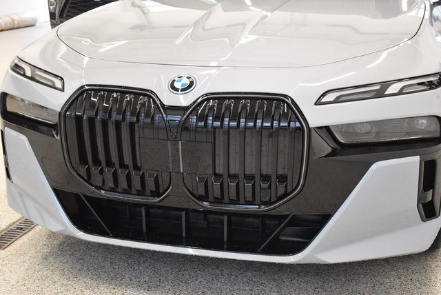 New 2026 BMW i7 xDrive60 w/ Premium Package AWD/4WD image 14