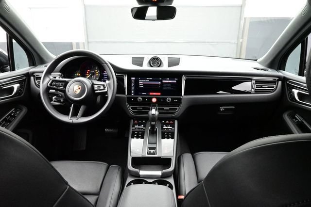 Certified 2025 Porsche Macan AWD/4WD image 19