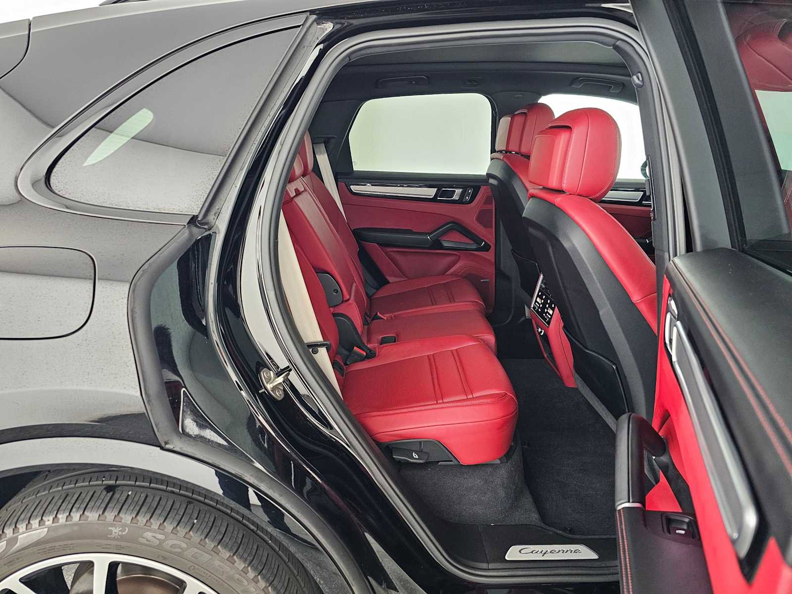 Used 2022 Porsche Cayenne Platinum Edition image 12