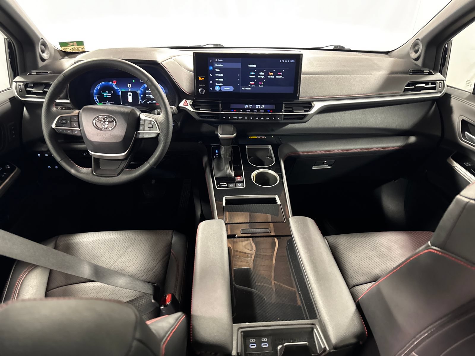 Used 2025 Toyota Sienna XSE w/ XSE Premium Package AWD/4WD image 4