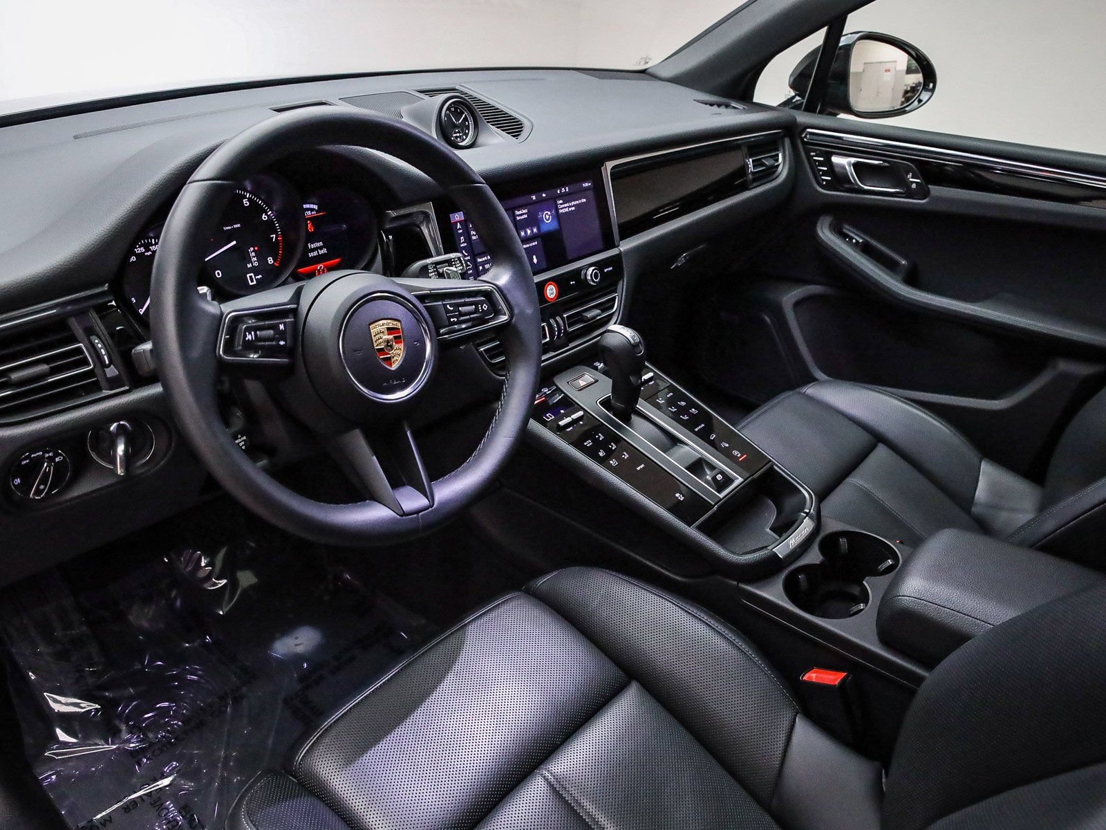 Certified 2025 Porsche Macan AWD/4WD image 4