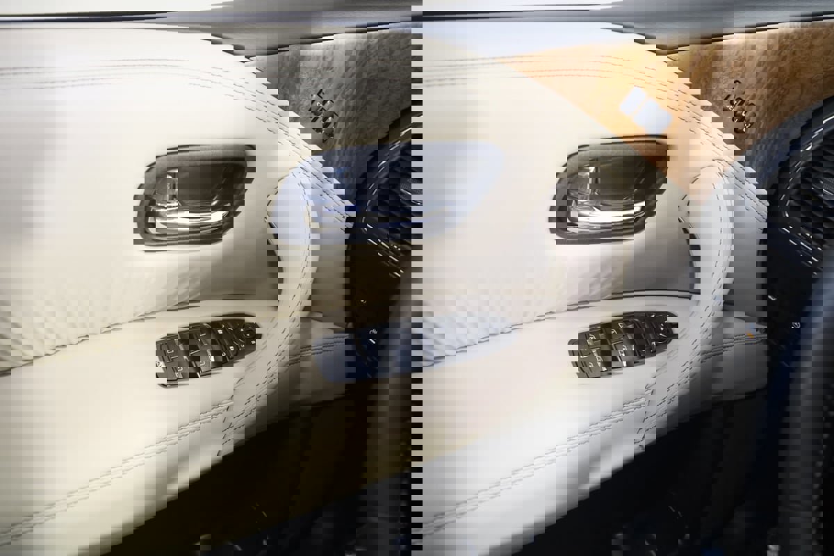 Used 2024 Nissan Armada SL w/ Captain's Chairs Package image 34